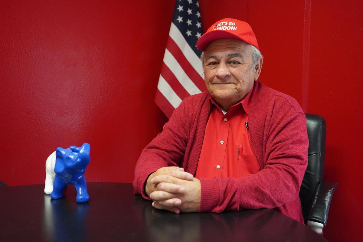 Ray Baca, votante republicano de 70 años, mientras posa en El Paso, Texas.