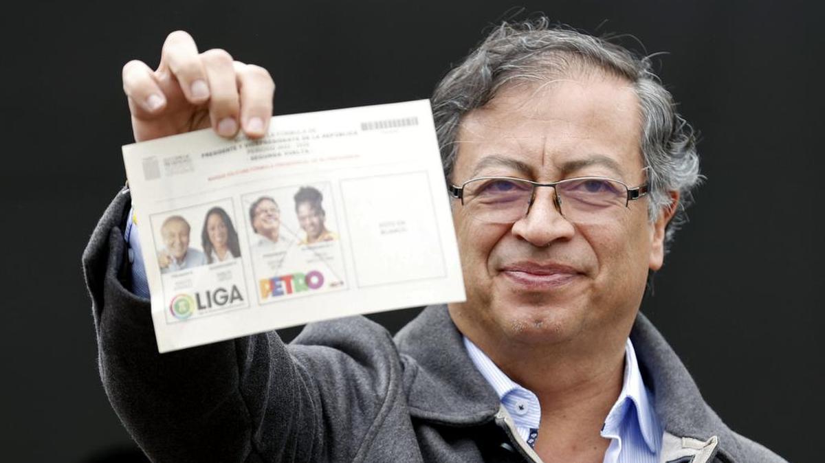 El candidato presidencial colombiano Gustavo Petro muestra su voto en un colegio electoral en Bogotá.