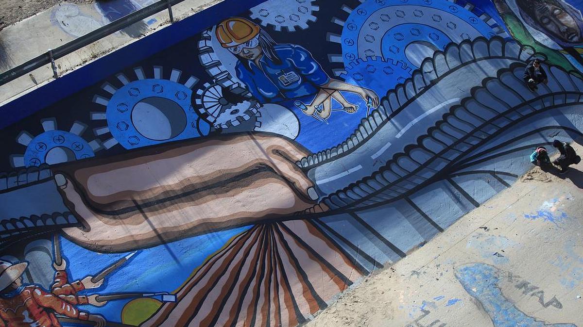 Fotografía de un mural en la rivera del Río Bravo en Ciudad Juárez.