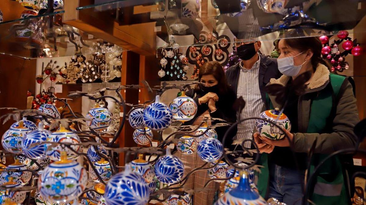 People take a look at traditional Christman ornaments for sale at the blown glass factory El Caampanita in Chignahuapan, Puebla.