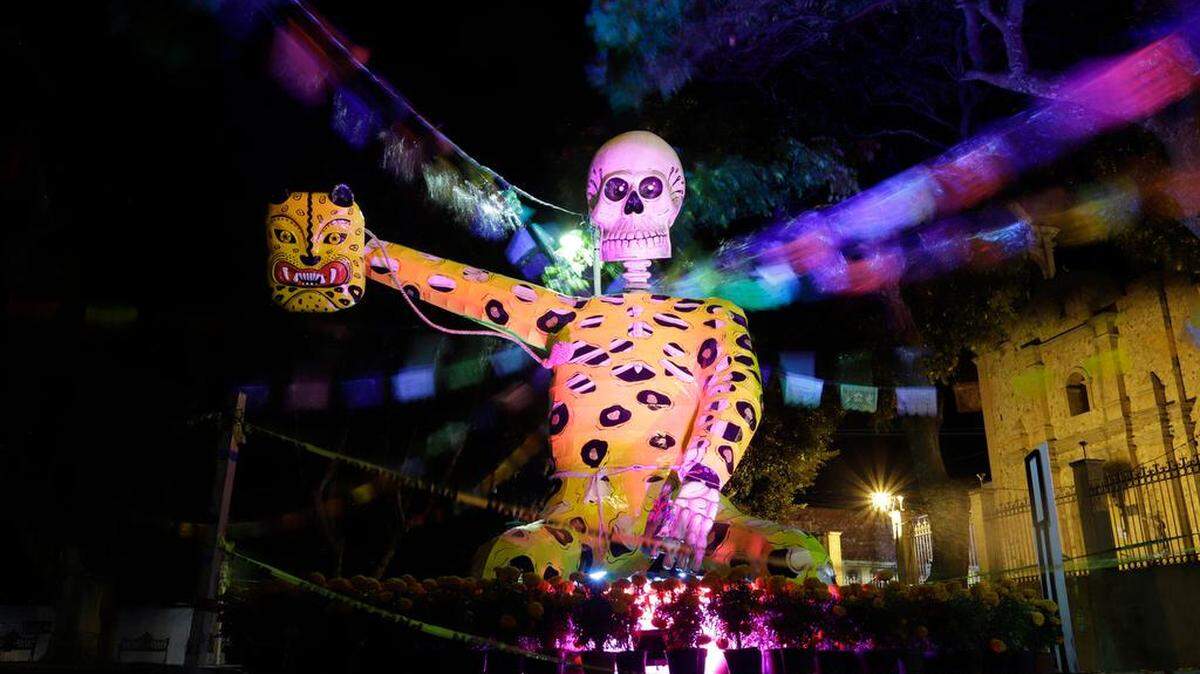 Una decena de calaveras gigantes se instalaron en el municipio de Atlixco, en el estado de Puebla, centro de México, previo al Día de Muertos, tradición que en México se celebra el 1 y 2 de noviembre.
