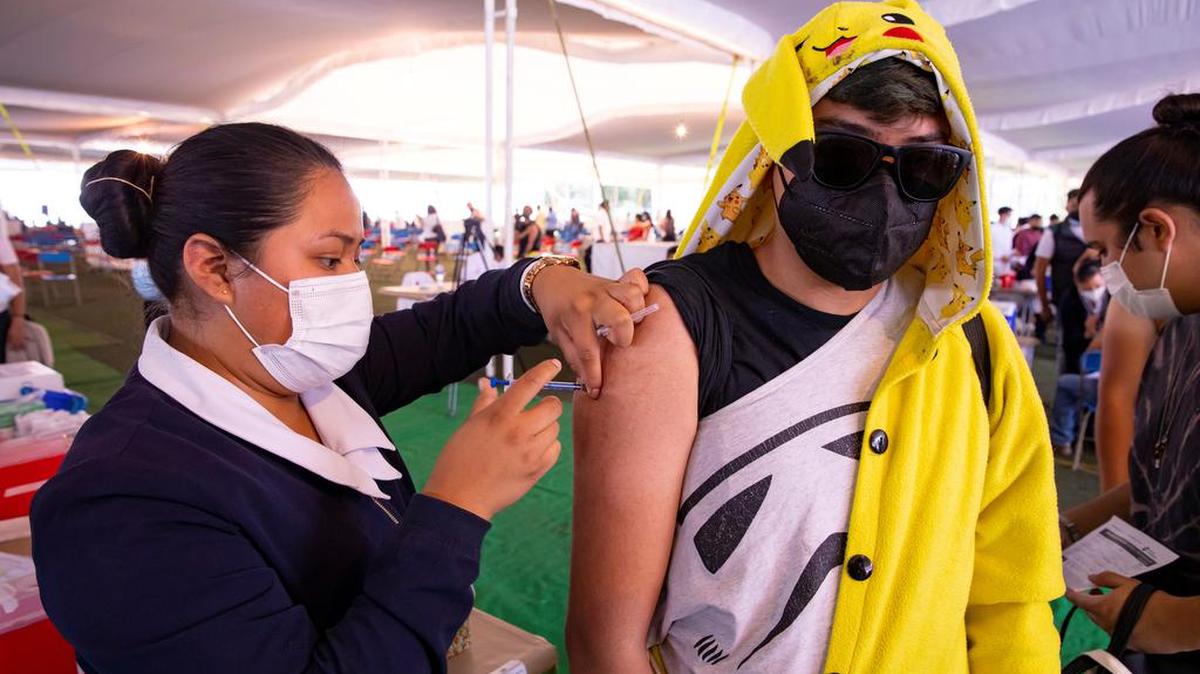 Youth – some dressed as Pikachu, Batman, Winnie the Pooh or some other character – were vaccinated against COVID-19 on Aug. 19 in Xochimilco.