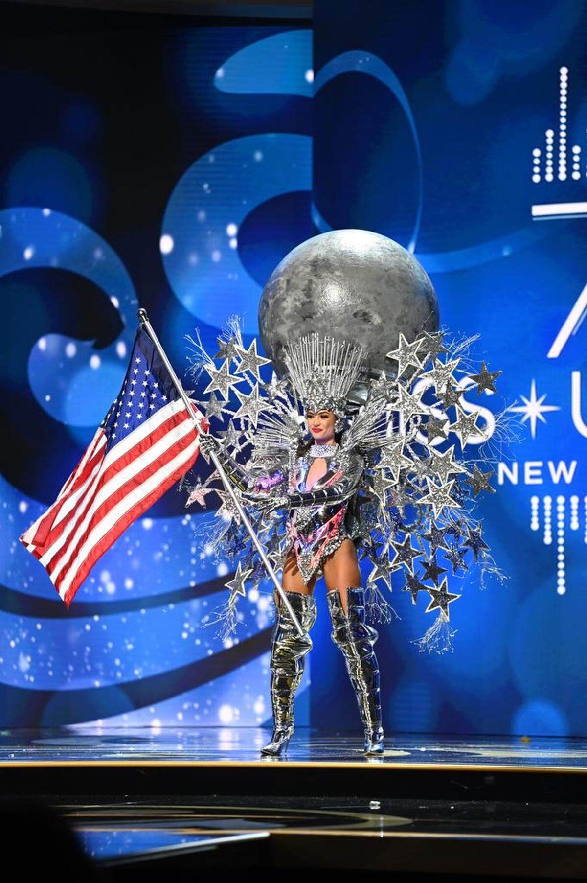 Miss Universo Estados Unidos 2022, R’Bonney Gabriel posa en el escenario durante la 71.ª Muestra de Trajes Nacionales de este concurso de belleza.