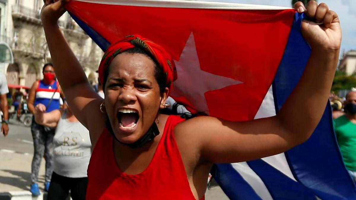 Una mujer manifiesta su apoyo al gobierno cubano hoy, en una calle en La Habana (Cuba). Cientos de cubanos salieron este domingo a las calles de La Habana al grito de “libertad” en manifestaciones pacíficas, que fueron interceptadas por las fuerzas de seguridad y brigadas de partidarios del Gobierno, produciéndose enfrentamientos violentos y arrestos.