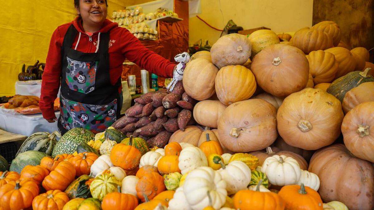 Comerciantes venden productos para celebrar el Día de Muertos, en el mercado de Jamaica, el 30 de octubre de 2022, en Ciudad de México.