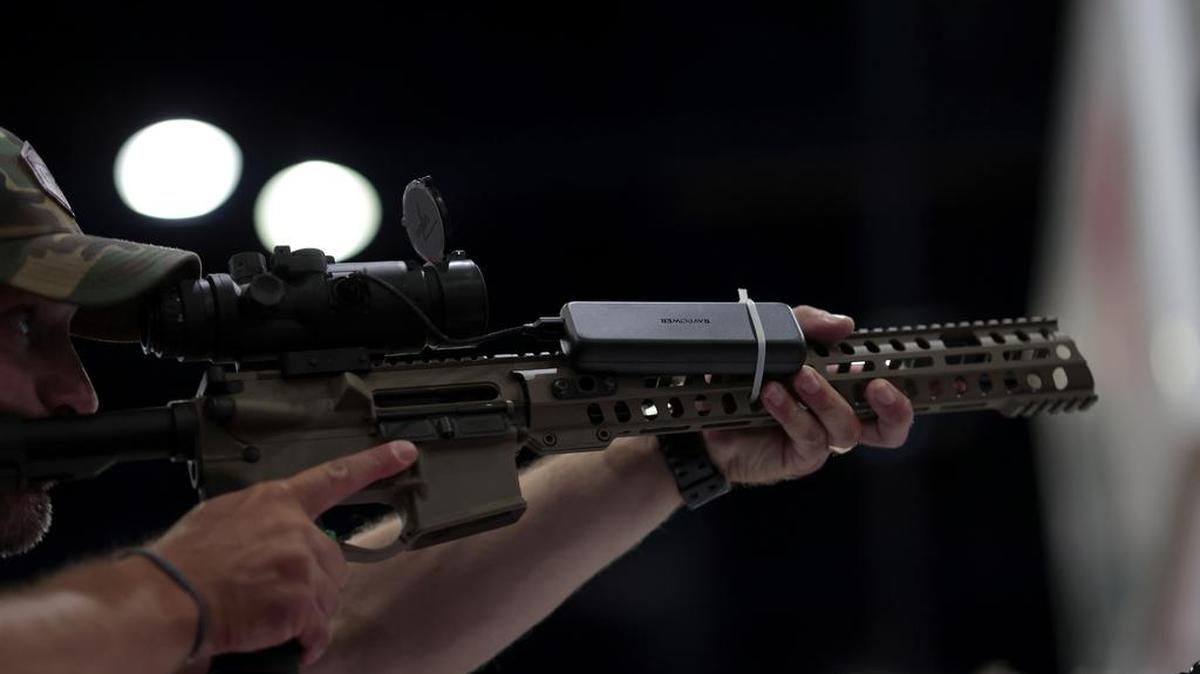 Se ve una vista detallada de un asistente probando un rifle Trijicon durante la convención de la Asociación Nacional del Rifle (NRA) en Houston, Texas.