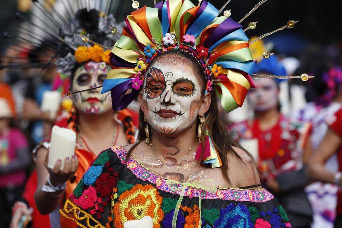 “La mega procesión de las catrinas” engalanó una de las principales avenidas de la capital mexicana como preámbulo de las próximas celebraciones nacionales con motivo del Día de Muertos, donde personas caracterizadas mostraron sus mejores disfraces y maquillajes de la temporada.