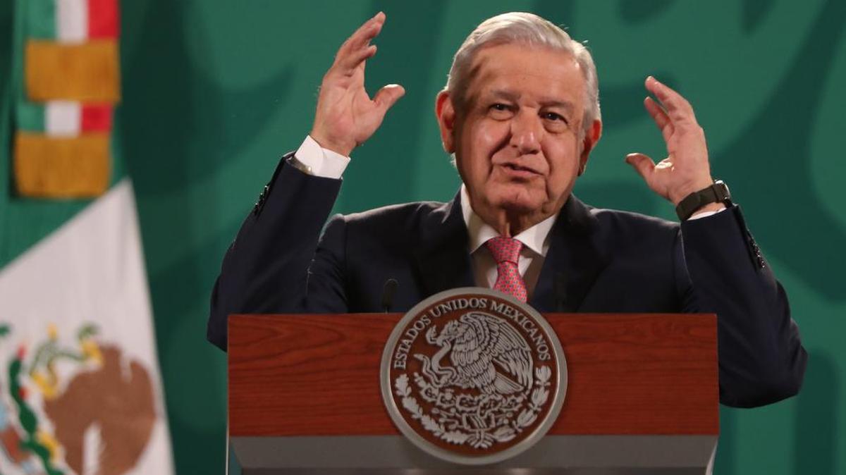 El presidente de México, Andrés Manuel López Obrador, habla durante una conferencia de prensa matutina en el Palacio Nacional, en Ciudad de México.