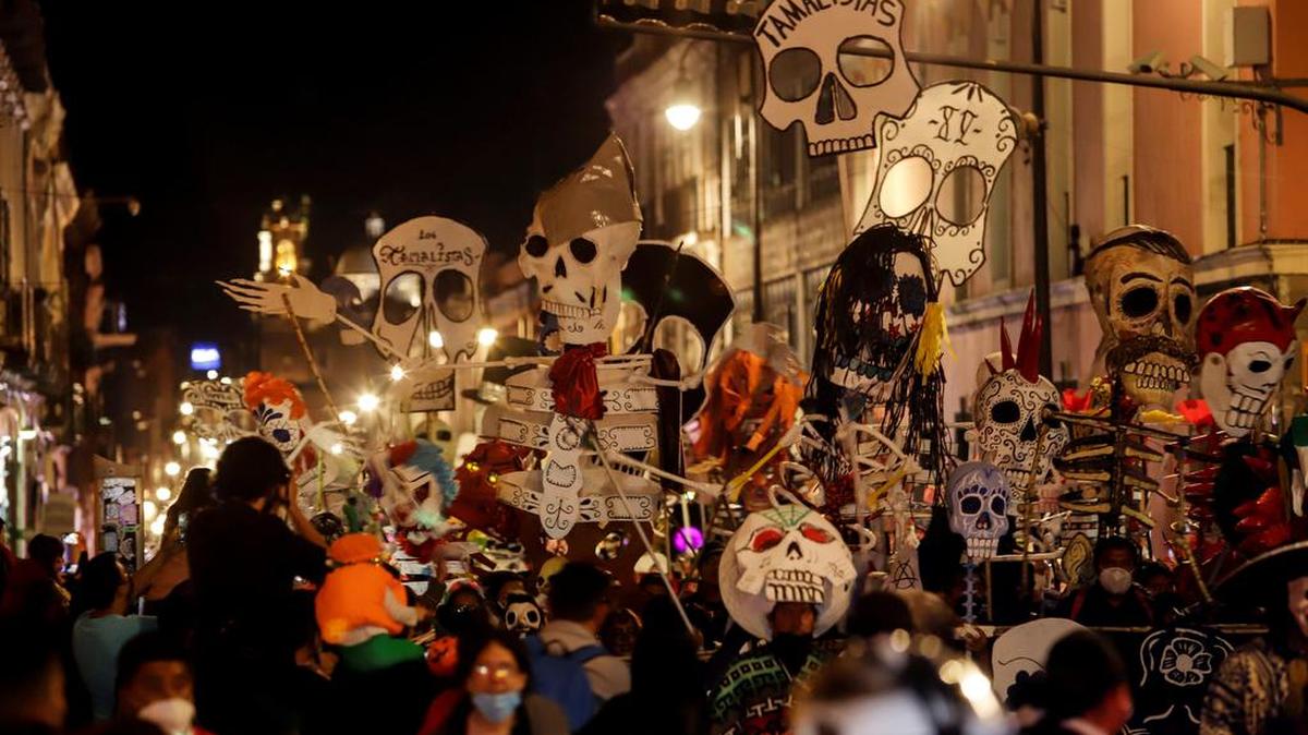 Personas integrantes de Los Tamalistas participan en un desfile en conmemoración del Día de Muertos hoy, en el estado de Puebla, México. Un centenar de calaveras elaboradas con materiales de reciclaje recorrieron este martes, en el tradicional Día de Muertos en México, las principales calles de la ciudad mexicana de Puebla, en el centro del país.
