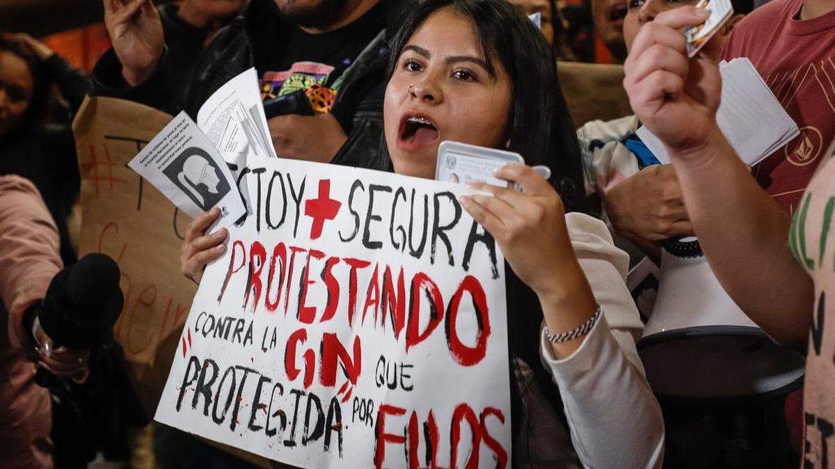 Un grupo de personas protestaron en contra de la militarización del Sistema de Transporte Colectivo Metro, en la estación Centro Médico en la Ciudad de México.