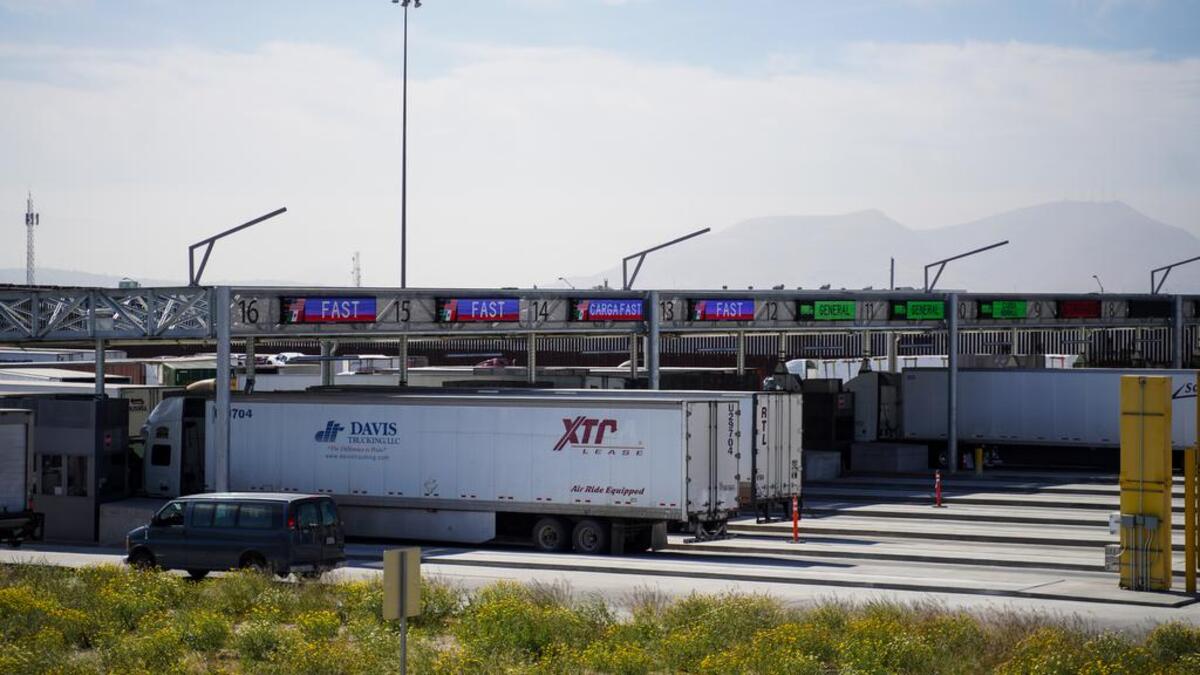 Vista de las nuevas puertas de inspección para camiones inaugurada en el puerto de entrada comercial de Otay Mesa.