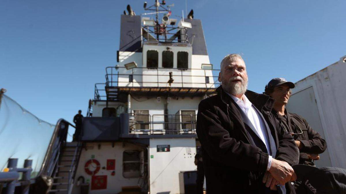 El presidente de Sea Shepherd, Pritam Singh habla durante una entrevista para EFE el 24 de enero de 2023 en el Puerto de San Felipe, Baja California.