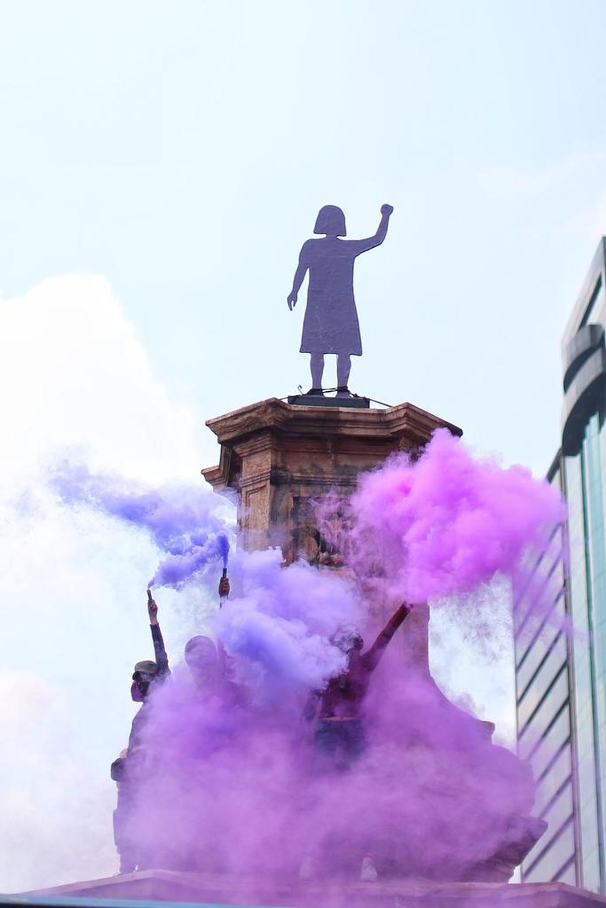 Grupos de mujeres protestan hoy, en una de la principales avenidas de Ciudad de México.