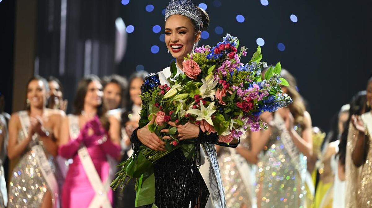 Miss Universo Estados Unidos 2022, R’Bonney Gabriel, tras ganar Miss Universo 2023 en el Ernest N. Morial Convention Center en Nueva Orleans.
