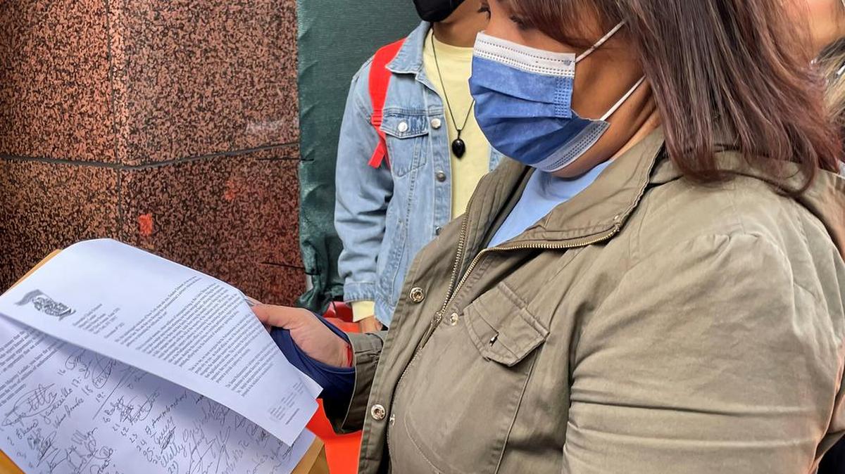 Fotografía divulgada por la organización Make the Road NY donde aparece su codirectora ejecutiva, Arlenis Morel, mientras intenta entregar este jueves una carta con firmas que piden ciudadanía a los inmigrantes a la oficina del portavoz de la mayoría demócrata en el Senado federal, Chuck Schumer, en Nueva York.