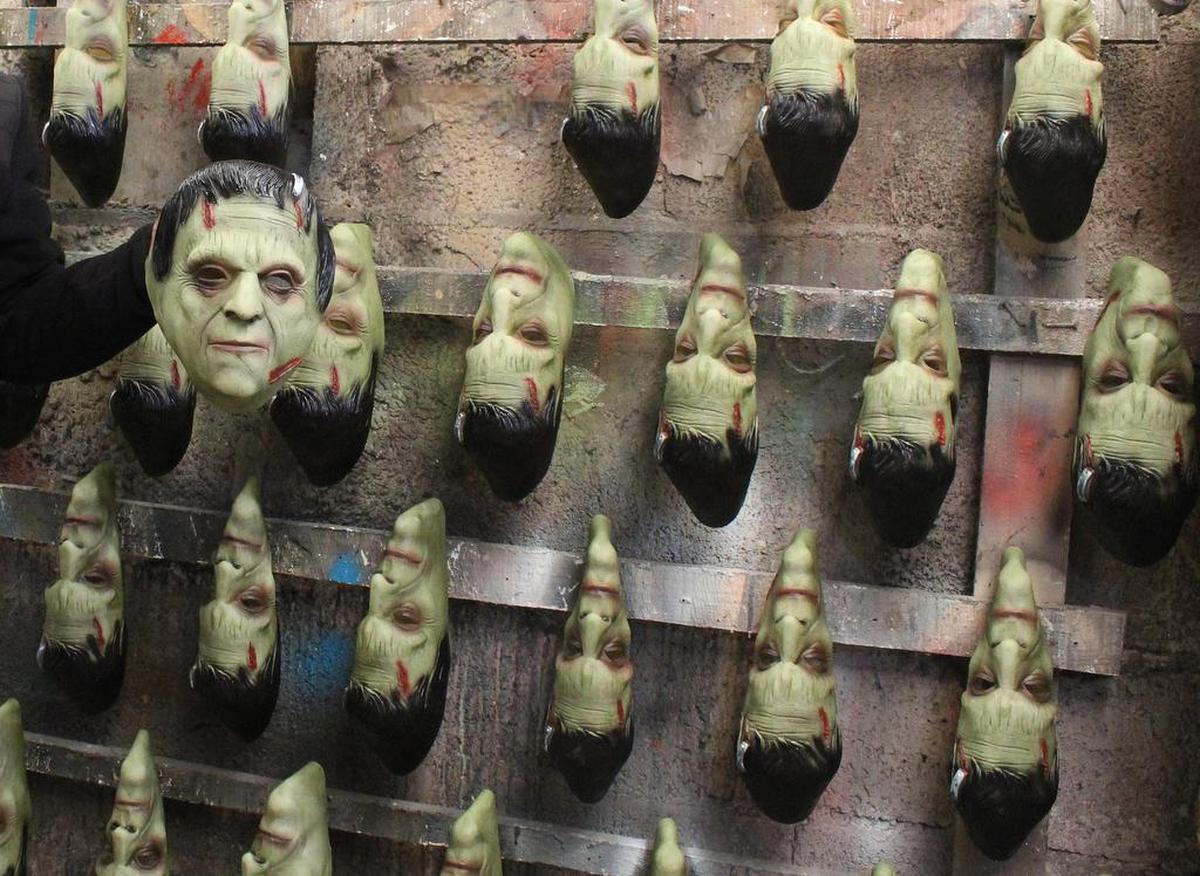 Desde un recóndito lugar del céntrico estado mexicano de Puebla, cada año la rústica fábrica Mastermanía inunda el país con miles de rostros tétricos para generar sustos, miedos y risas durante las celebraciones de Halloween y el Día de Muertos.