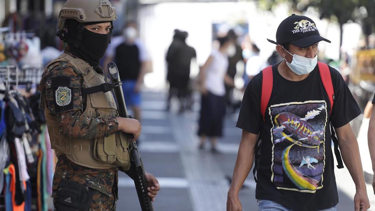 Autoridades patrullan las calles de San Salvador (El Salvador). El régimen de excepción aprobado por la Asamblea Legislativa de El Salvador la madrugada de este domingo ante la escalada de homicidios en el país entró en vigor tras su publicación en el Diario Oficial, informó el presidente Nayib Bukele.
