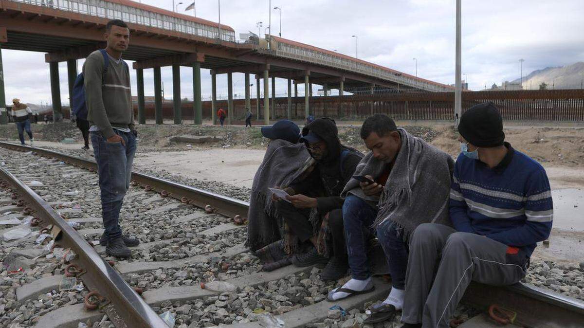 Venenuelan migrants take a break on a street near the U.S.-México border in Ciudad Juárez, Chihuahua on Oct. 17.