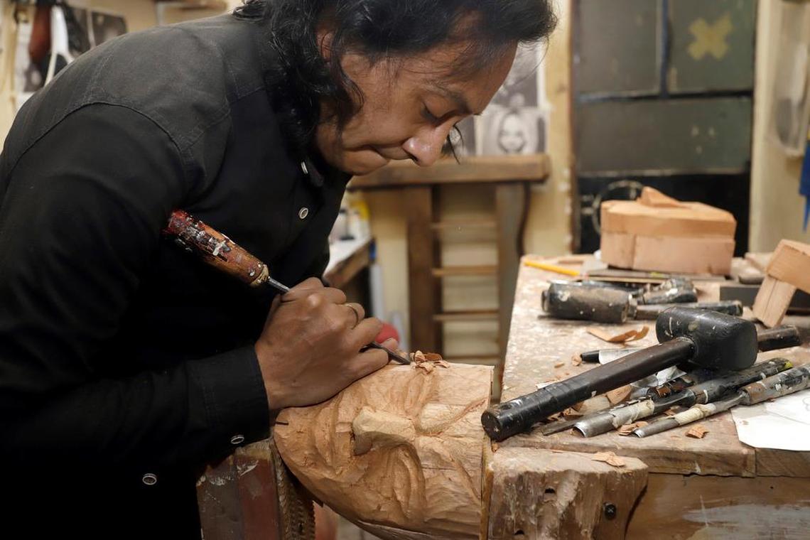 Adrián Becerra es un artesano que lleva décadas creando máscaras de madera que son utilizadas este febrero en los carnavales de los huehues del estado mexicano de Puebla, una tradición centenaria que reivindica el sincretismo indígena y español.