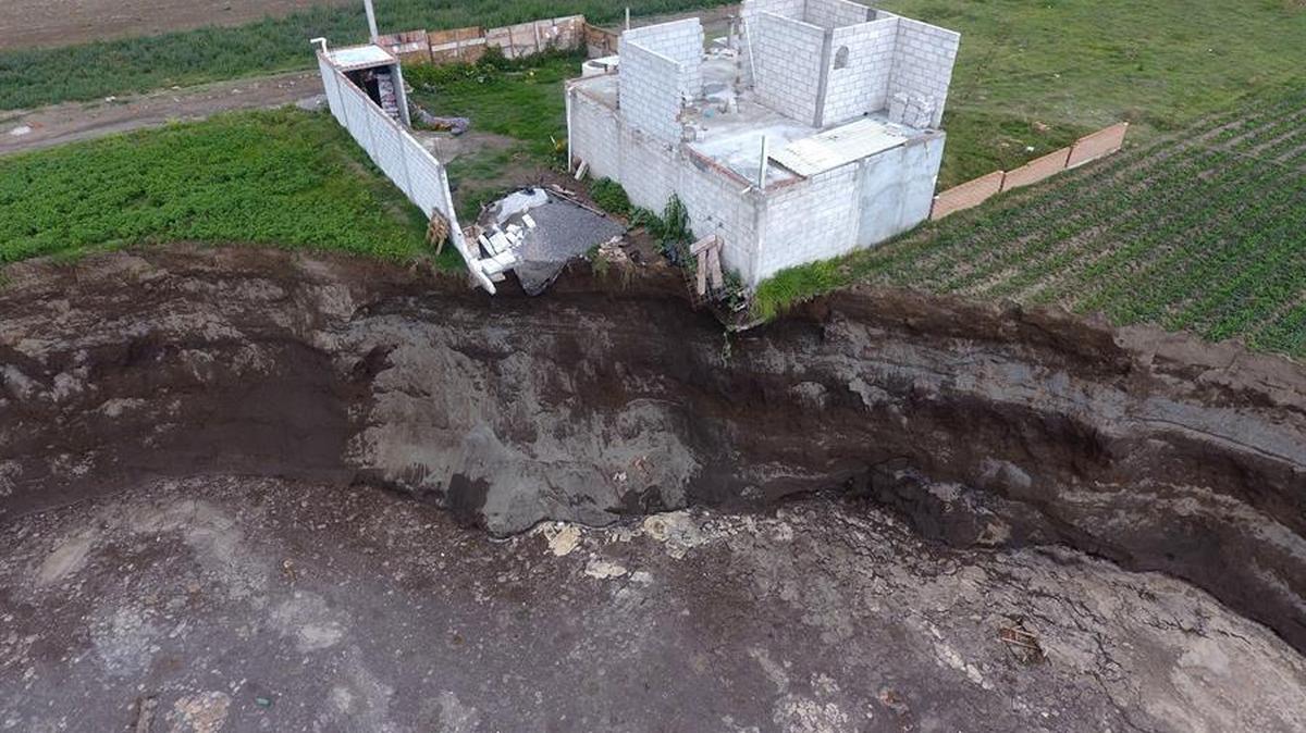 Photograph taken from a drone that shows the sinkhole of 97 meters in diameter and an approximate depth of 20 meters today, in the municipality of Juan C. Bonilla, in the state of Puebla, México. / Fotografía tomada desde un drone que muestra el socavón de 97 metros de diámetro y una profundidad aproximada de 20 metros hoy, en el municipio de Juan C. Bonilla, en el estado de Puebla, México.