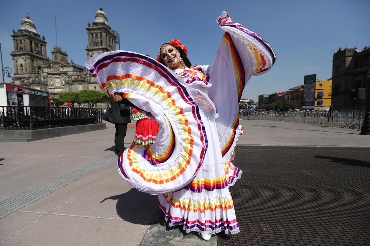 Personas participan en las principales avenidas en un desfile en conmemoración del Día de Muertos en Ciudad de México. El desfile del Día de Muertos vuelve a la Ciudad de México, tras un año de obligado descanso por la pandemia con más de 1,000 participantes, 10 carros alegóricos, cuatro estrellas musicales, 350 bailares y acróbatas.