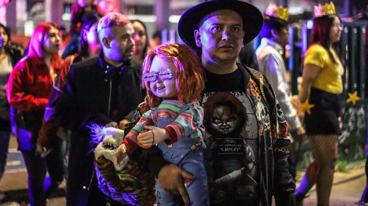 Cientos de personas caracterizadas de personajes de terror participan en la celebración por Halloween el 31 de octubre de 2022 en la ciudad fronteriza de Tijuana, Baja California.