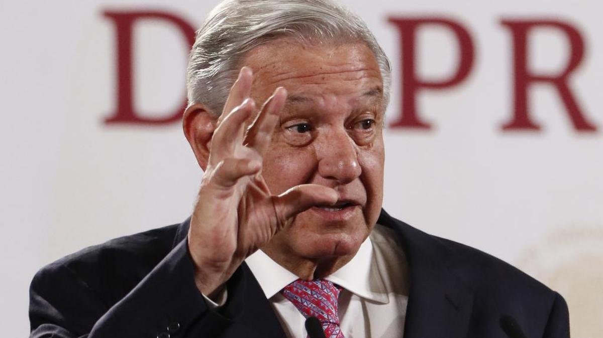 El presidente de México, Andrés Manuel López Obrador, participa en una conferencia de prensa hoy, en el Palacio Nacional, en Ciudad de México. López Obrador expresó este miércoles su “apoyo” a Cuauhtémoc Blanco, exfutbolista y controvertido gobernador de Morelos, estado del centro del país, ante la investigación judicial abierta en su contra por corrupción.