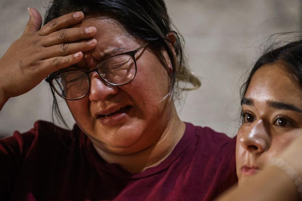 Una mujer llora durante una reunión comunitaria en el Fairplex del condado de Uvalde, luego de un tiroteo masivo en la escuela primaria Robb en Uvalde, Texas.