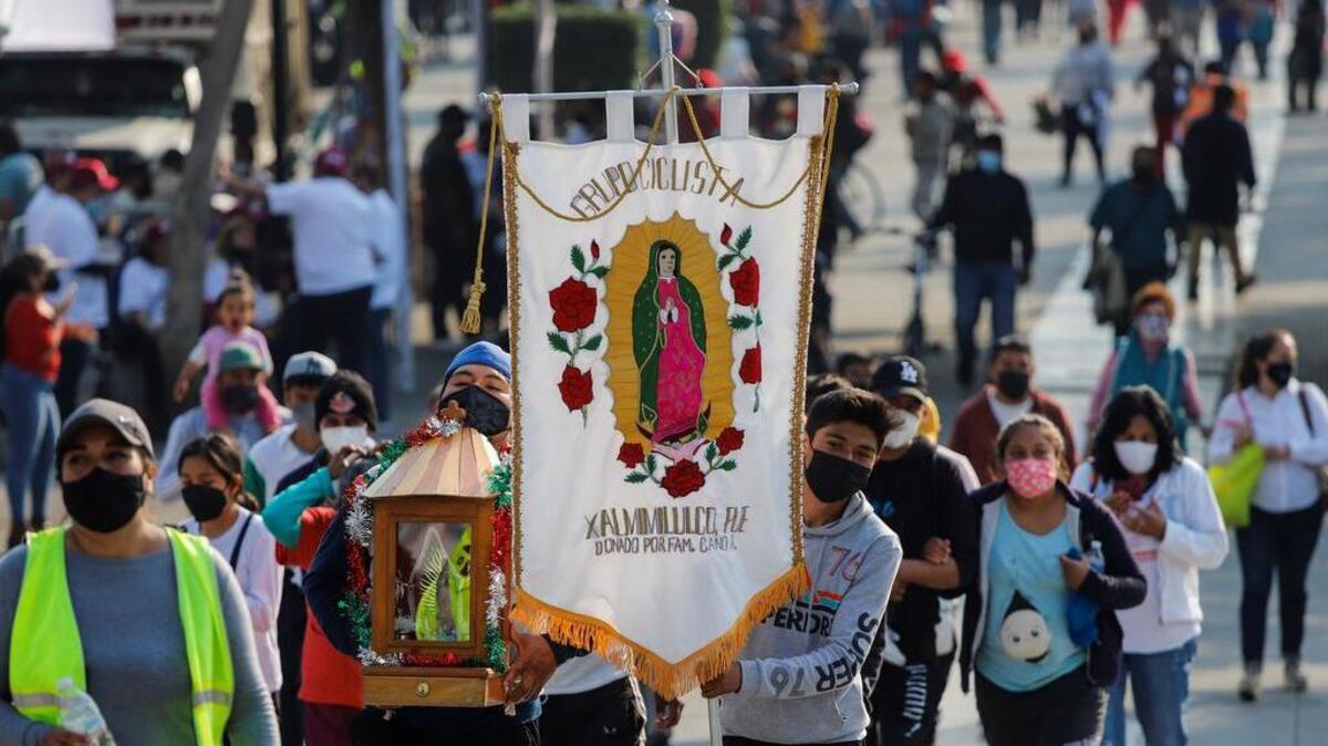 Cientos de fieles católicos asisten a la Basílica de Guadalupe en Ciudad de México. Peregrinos llegan al santuario guadalupano para celebrar el próximo 12 de diciembre los 490 años de las apariciones de la Virgen de Guadalupe.
