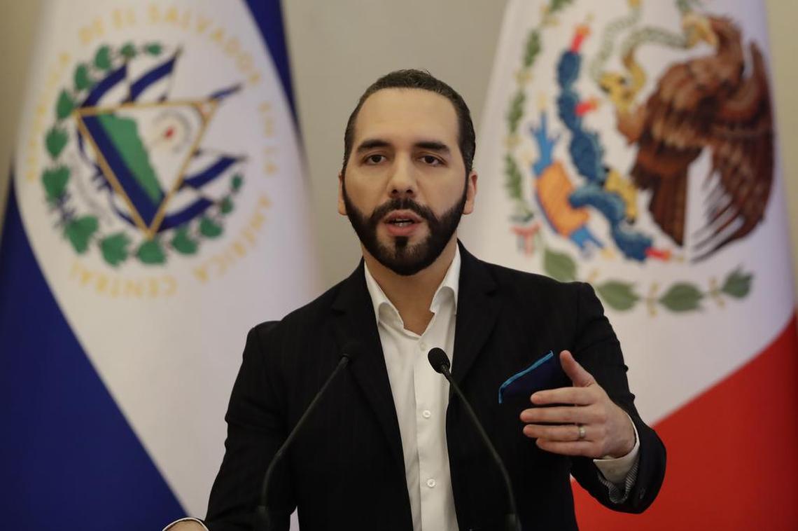 El presidente de El Salvador, Nayib Bukele, participa en una comparecencia ante la prensa junto a su homólogo de México, Andrés Manuel López Obrador (fuera de cuadro), el 6 de mayo en San Salvador.