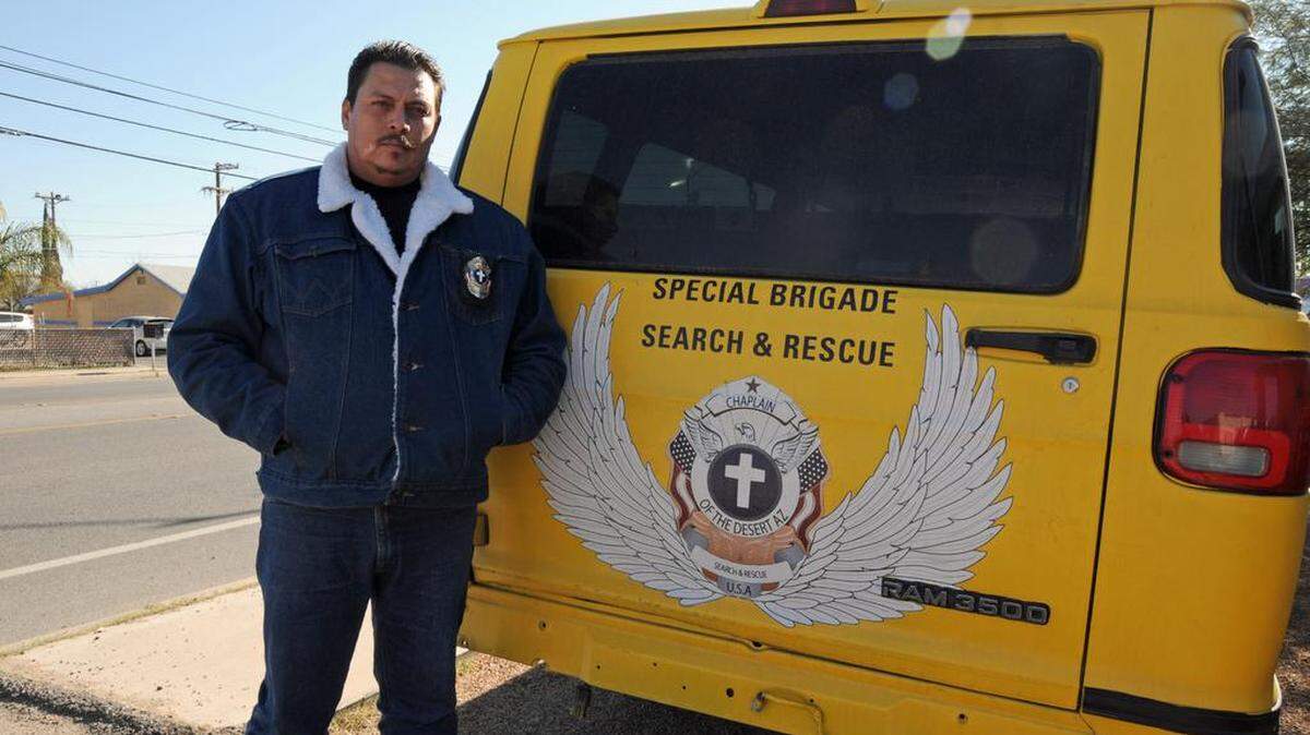 Óscar Andrade, director de la organización humanitaria Capellanes del Desierto, posa junto a una camioneta de la Brigada Especial de Búsqueda y Rescate en Tucson, Arizona. Migrantes jóvenes y atractivas están desapareciendo en una zona del desierto de Arizona, han denunciado sus familias al grupo de rescate Capellanes del Desierto, que ha contabilizado al menos una docena en los últimos meses y que teme que hayan caído en una red de trata de personas.