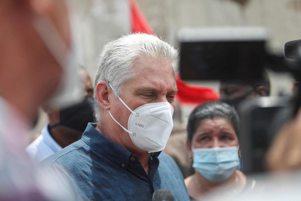 El presidente de Cuba Miguel Díaz-Canel da declaraciones hoy, en un parque del pueblo San Antonio de los Baños (Cuba). Díaz-Canel instó a sus partidarios a salir a las calles listos para el “combate,” como respuesta a las protestas pacíficas espontáneas surgidas este domingo contra su Gobierno en diferentes puntos del país.