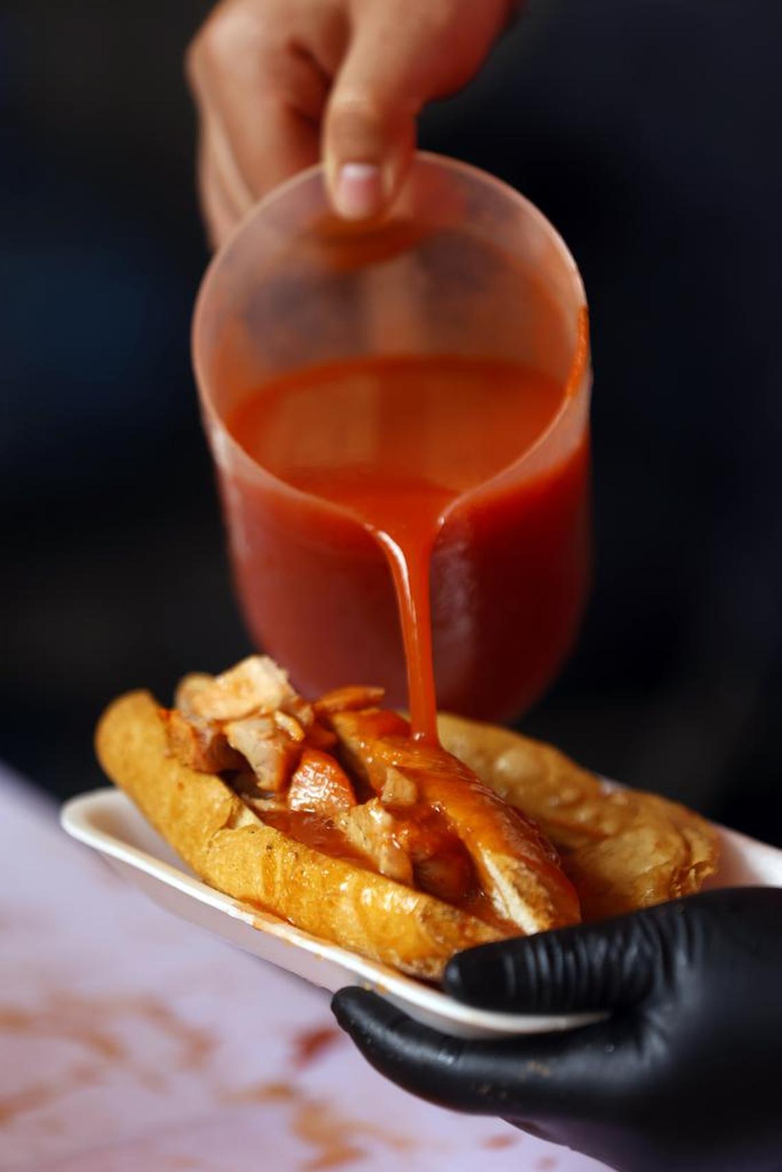 Fotografía de un platillo de torta en el marco del Día de la Torta Ahogada en el centro histórico de la ciudad de Guadalajara, Jalisco.