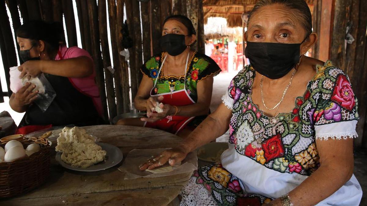 Leovigilda Canul Poot (d) posa durante una entrevista con Efe el 23 de julio de 2022 en el poblado de Tikuch, Valladolid, estado de Yucatán. En la pequeña comunidad de Kaua, en el estado mexicano de Yucatán, 10 restaurantes tradicionales cocinan el poc chuc, un guiso prehispánico a base de carne de puerco.