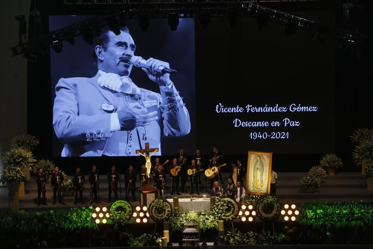 Familiares, amigos y público asisten al homenaje póstumo del cantante mexicano Vicente Fernández, este lunes en la ciudad de Guadalajara, en el occidental estado de Jalisco.