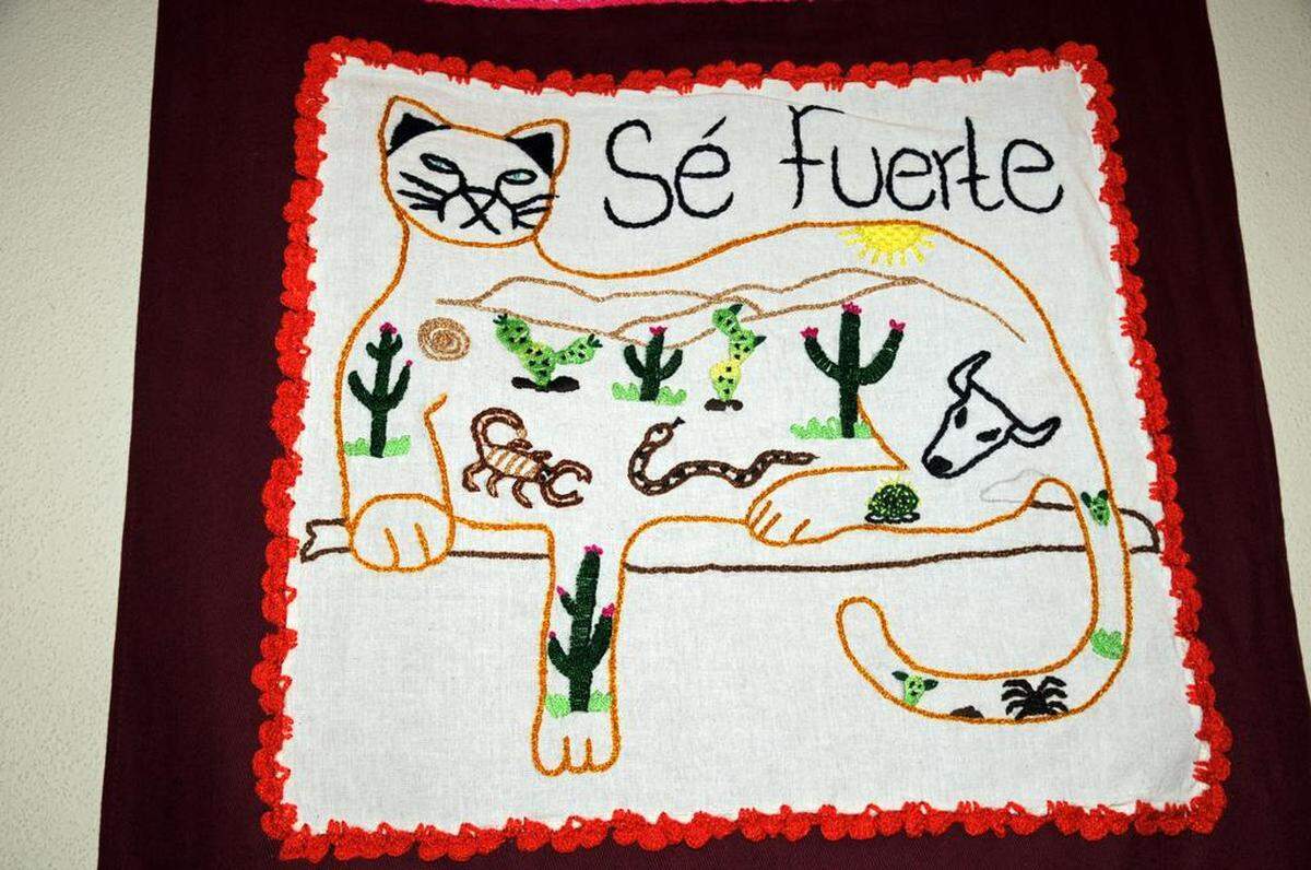 .Uno de los pañuelos bordados a mano por migrantes mostrados en exhibición el 23 de octubre en la iglesia Episcopal Grace St. Pauls en la ciudad de Tucson.