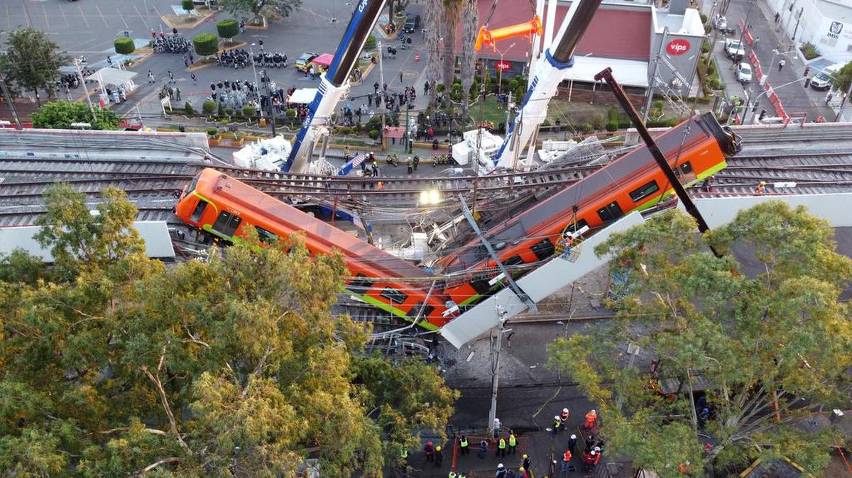 Fotografía de archivo tomada con un dron, que muestra el colapso de los vagones del metro de la Línea 12, el pasado 4 de mayo de 2021 en la Ciudad de México.