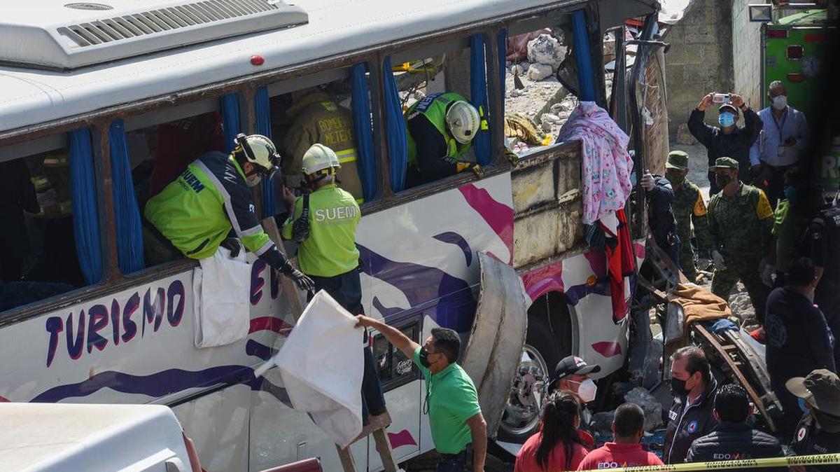 Rescatistas y autoridades trabajan hoy en la zona del accidente en Joquicingo, municipio de Manilalco, en el Estado de México. Un autobús de pasajeros chocó este viernes contra una vivienda en el municipio de Joquicingo, en el céntrico Estado de México, colindante con la capital mexicana, dejando 19 muertos y una veintena de heridos, según los reportes preliminares.