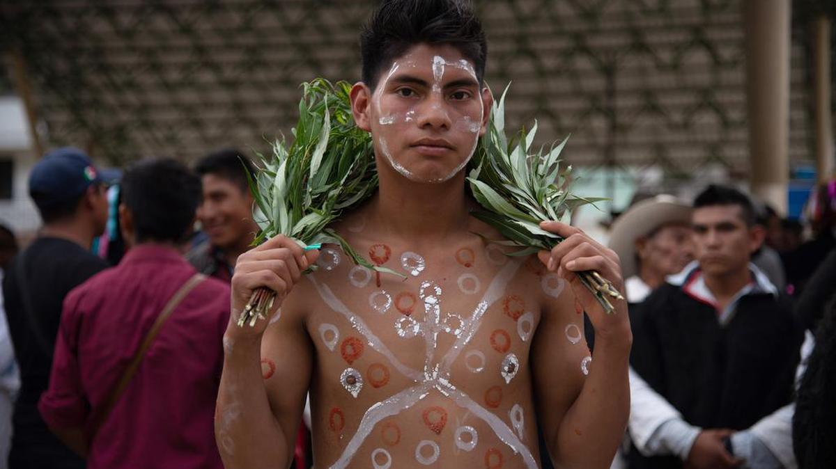 Un joven indígena tzotzil participa en una tradicional festividad, hoy, en el municipio de Chenalhó, estado de Chiapas.