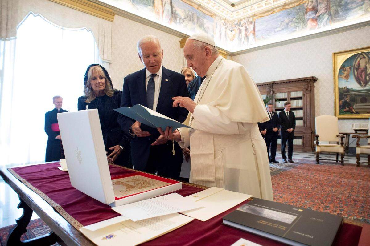 Esta imagen proporcionada por los medios de comunicación del Vaticano muestra al Papa Francisco (R) durante una audiencia con el presidente estadounidense Joe Biden (C) acompañado por su esposa Jill Biden (L) y su séquito, en la Ciudad del Vaticano, el 29 de octubre de 2021.