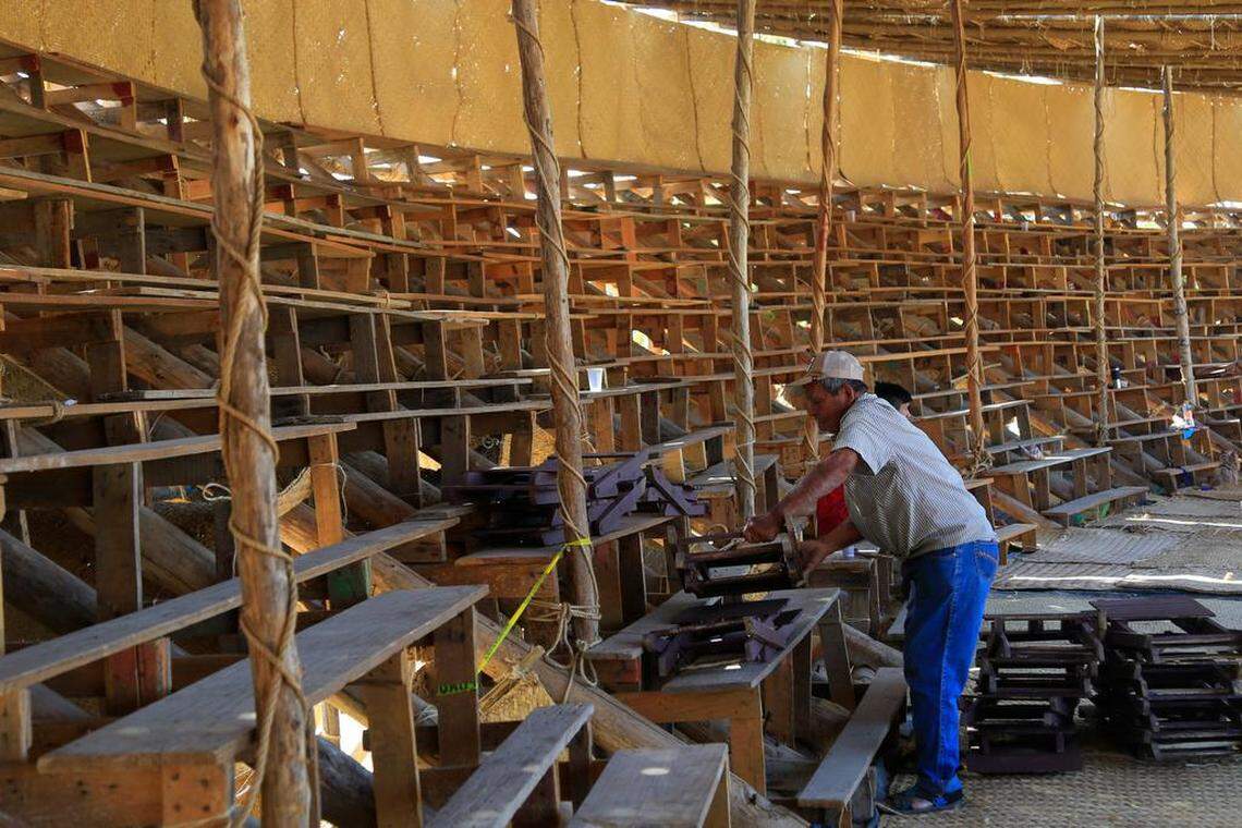 Un hombre realiza trabajos de montaje en la plaza de toros La Petatera en la localidad de Villa de Álvarez, estado de Colima.