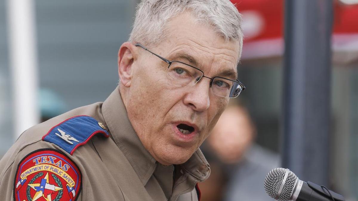 El coronel del Departamento de Seguridad Pública de Texas, Steven C. McCraw, brinda una actualización de la investigación del tiroteo masivo en la Escuela Primaria Robb en Uvalde, Texas.
