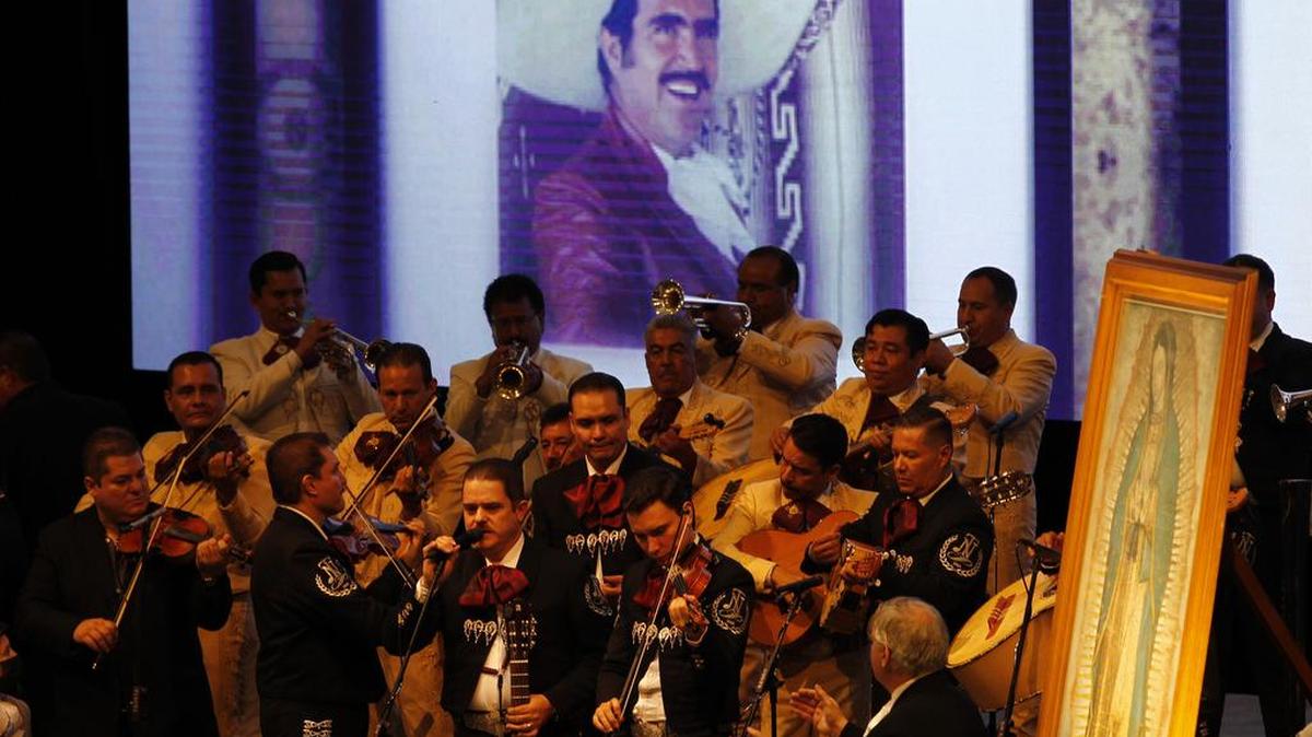 Mariachis cantan en el homenaje póstumo del interprete mexicano Vicente Fernández, este lunes en la ciudad de Guadalajara. El cantante de música ranchera e ídolo mexicano Vicente Fernández fue despedido el 13 de diciembre en su rancho del occidental estado de Jalisco con una larga misa llena de música y de cariño de su público, que no dejó solo ni un momento a la última figura de la música mariachi.