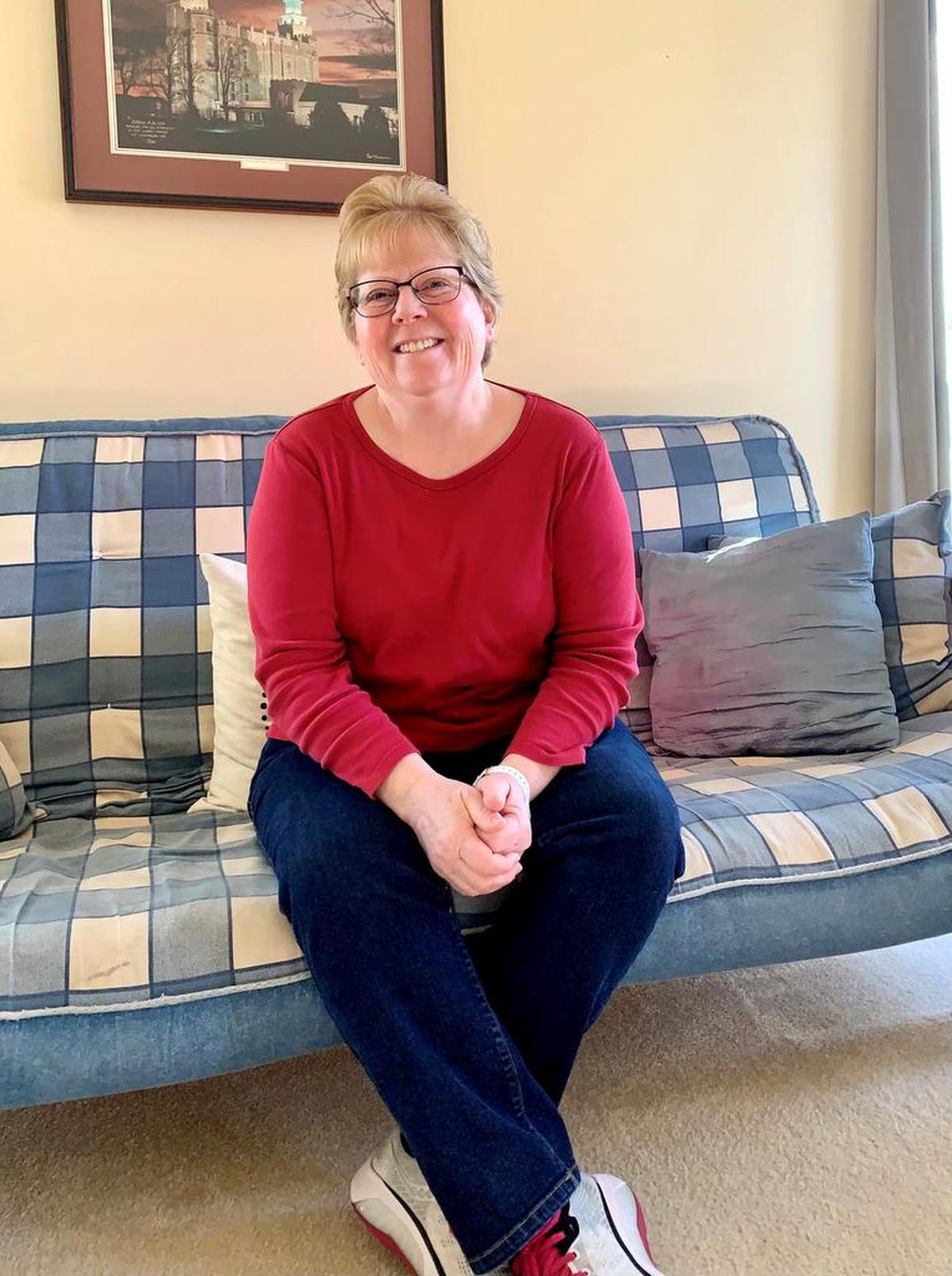Alice Parkin, ama de casa de 57 años y votante republicana, mientras posaen Ashburn, en el Condado de Loudoun, Virginia.