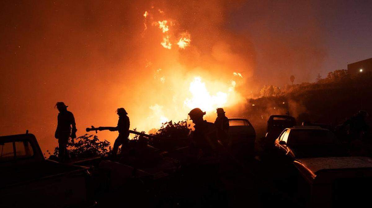 Bomberos trabajan en contener un incendio el 22 de diciembre en el cerro Forestal de Viña del Mar, Chile. La Corporación Nacional Forestal (CONAF) informa que el fuego ha consumido 15 hectáreas.