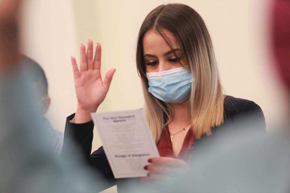 Dorysbell Cruz, quien es originaria de La Habana, Cuba, fue una de las 111 personas provenientes de 27 países que tomaron juramento a la bandera de los Estados Unidos la mañana del jueves, 17 de marzo en las oficinas del Servicio de Ciudadanía e Inmigración de Estados Unidos en Fresno.