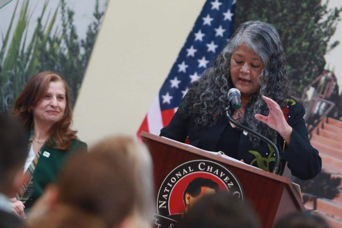 United Farm Workers of America (UFW) President Teresa Romero, an immigrant and naturalized citizen herself, received the Outstanding American by Choice national award during a naturalization ceremony held at the National Chávez Center Monday morning in observance of César Chávez Day.&nbsp;