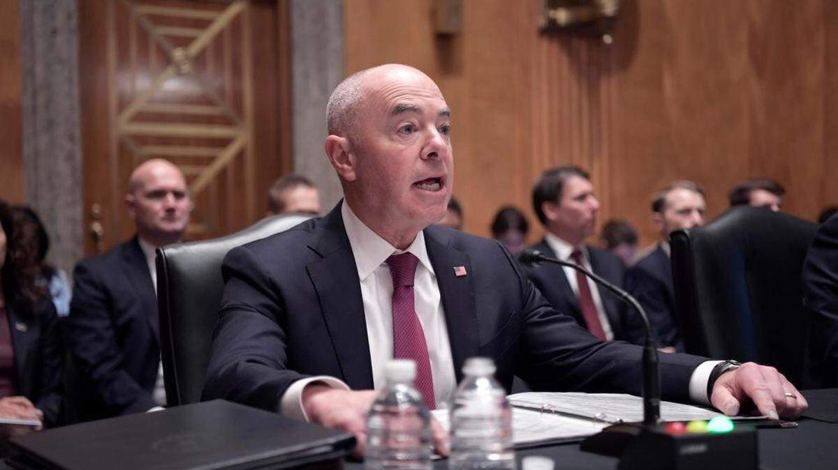 El secretario de Seguridad Nacional, Alejandro Mayorkas, habla durante su comparecencia ante el Comité de Seguridad Nacional del Senado el 18 de noviembre en el Capitolio en Washington, D.C.
