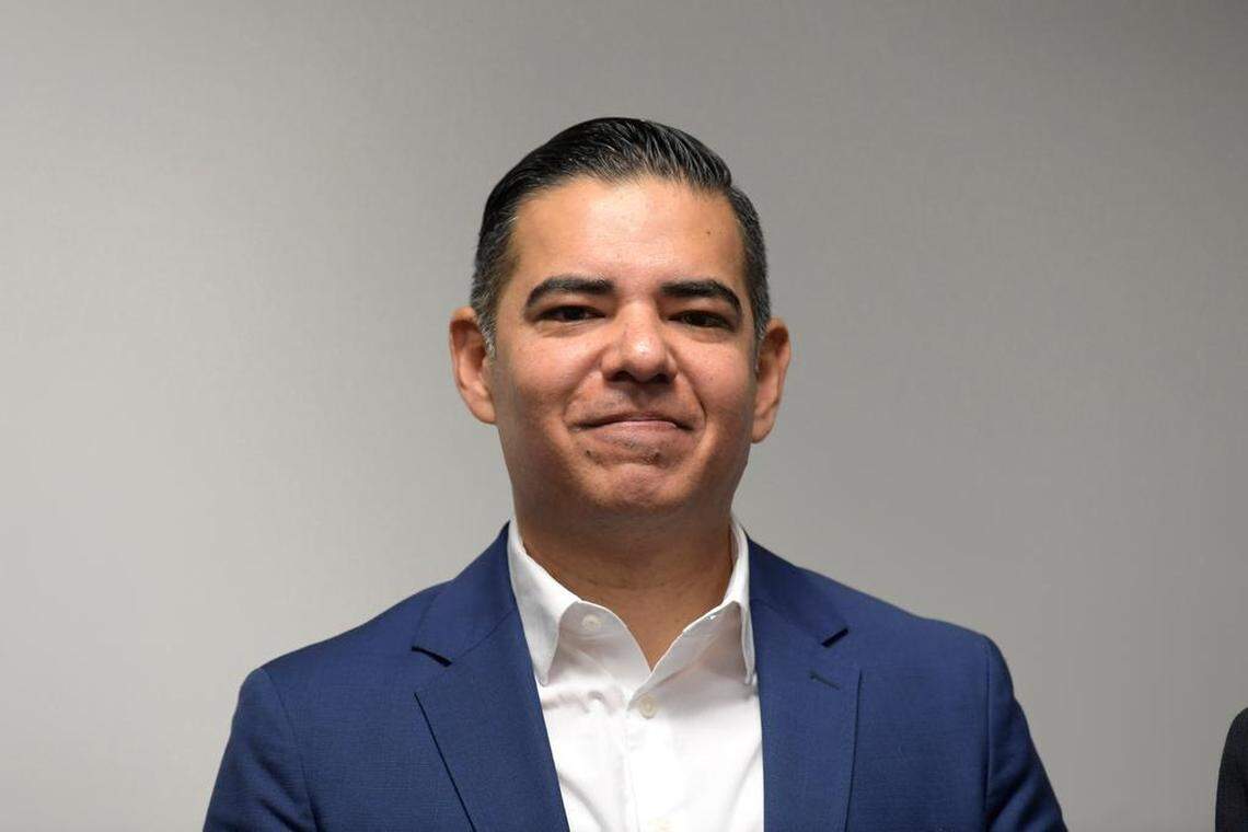 USA2154. WASHINGTON (DC, EEUU), 18/11/2022.- El nuevo congresista por el distrito 42 de California, Robert García, participa hoy en una conferencia de prensa en la sede del Comité Nacional Demócrata, en Washington (EE.UU). El Partido Demócrata estadounidense refuerza a partir de enero su grupo en la Cámara Baja con al menos nueve nuevos representantes latinos, que quieren llevar la voz de su comunidad al Congreso y tienen claro que tienen mucho camino por delante: “Llegamos para quedarnos”, dijeron este viernes. EFE/Lenin Nolly