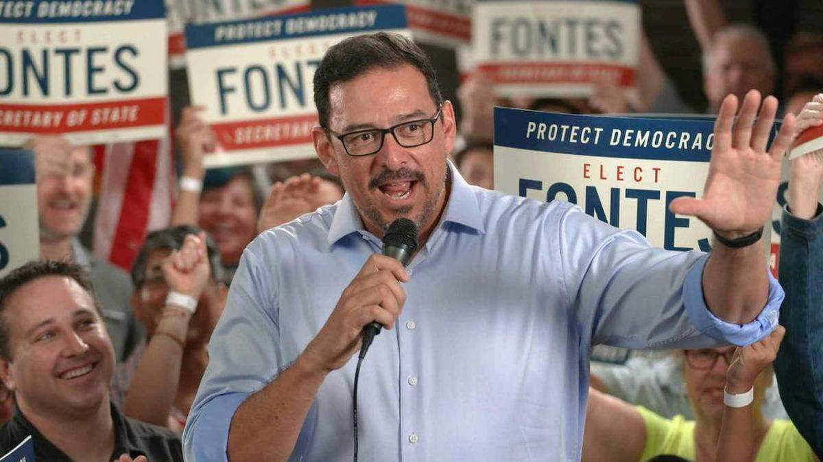 Fotografía de campaña cedida donde aparece el candidato demócrata a la Secretaría de Estado de Arizona, Adrian Fontes, quien previamente fue director del Departamento de Elecciones del condado Maricopa.